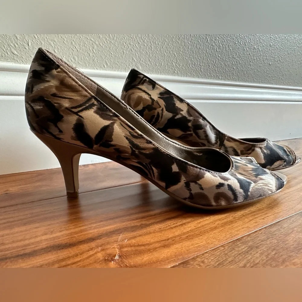 Bandalino Brown Tone Watercolor Design Peep Toe heel size 7
